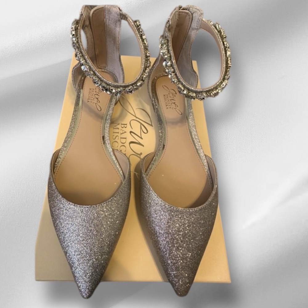 NIB Badgley Mischka Flat Pointed Toe in Golden Glitter.